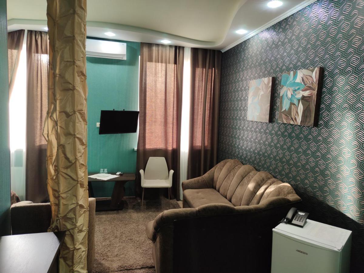 Mishel Plus Hotell Kharkiv Eksteriør bilde